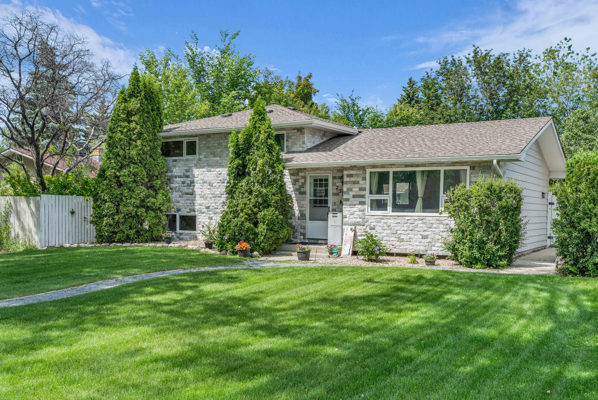 萨斯卡通四卧两卫学区好房出租